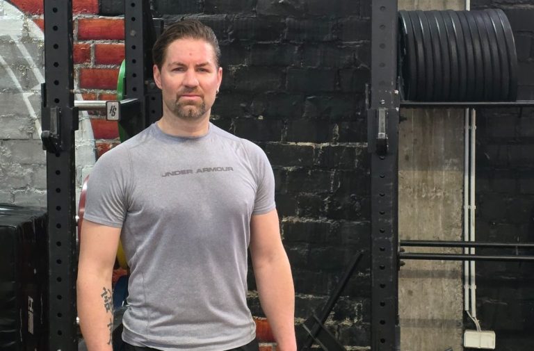 Personal Trainer Manni Wellmann beim Krafttraining im Gym - Training für Kraft, Beweglichkeit und mentale Stärke